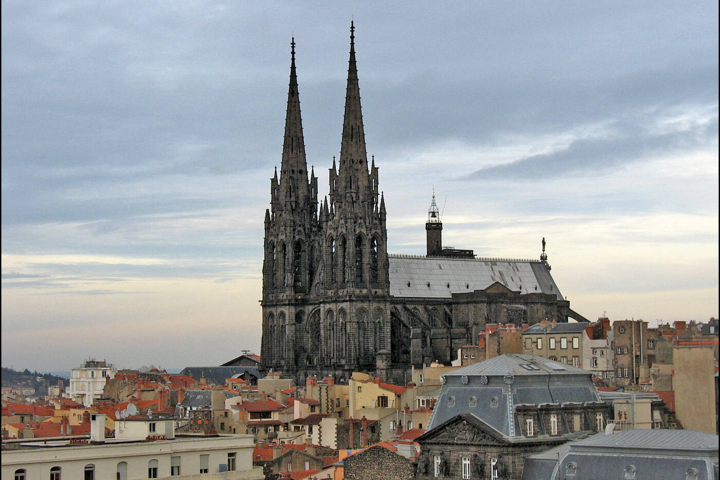 Clermont-Ferrand et sa cathédrale en pierre de Volvic